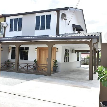 Rain Tree Homestay Bintulu Esterno foto