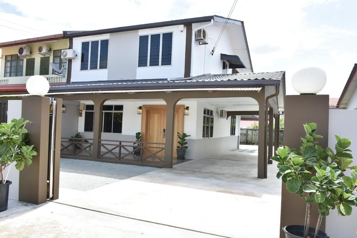 Rain Tree Homestay Bintulu Esterno foto